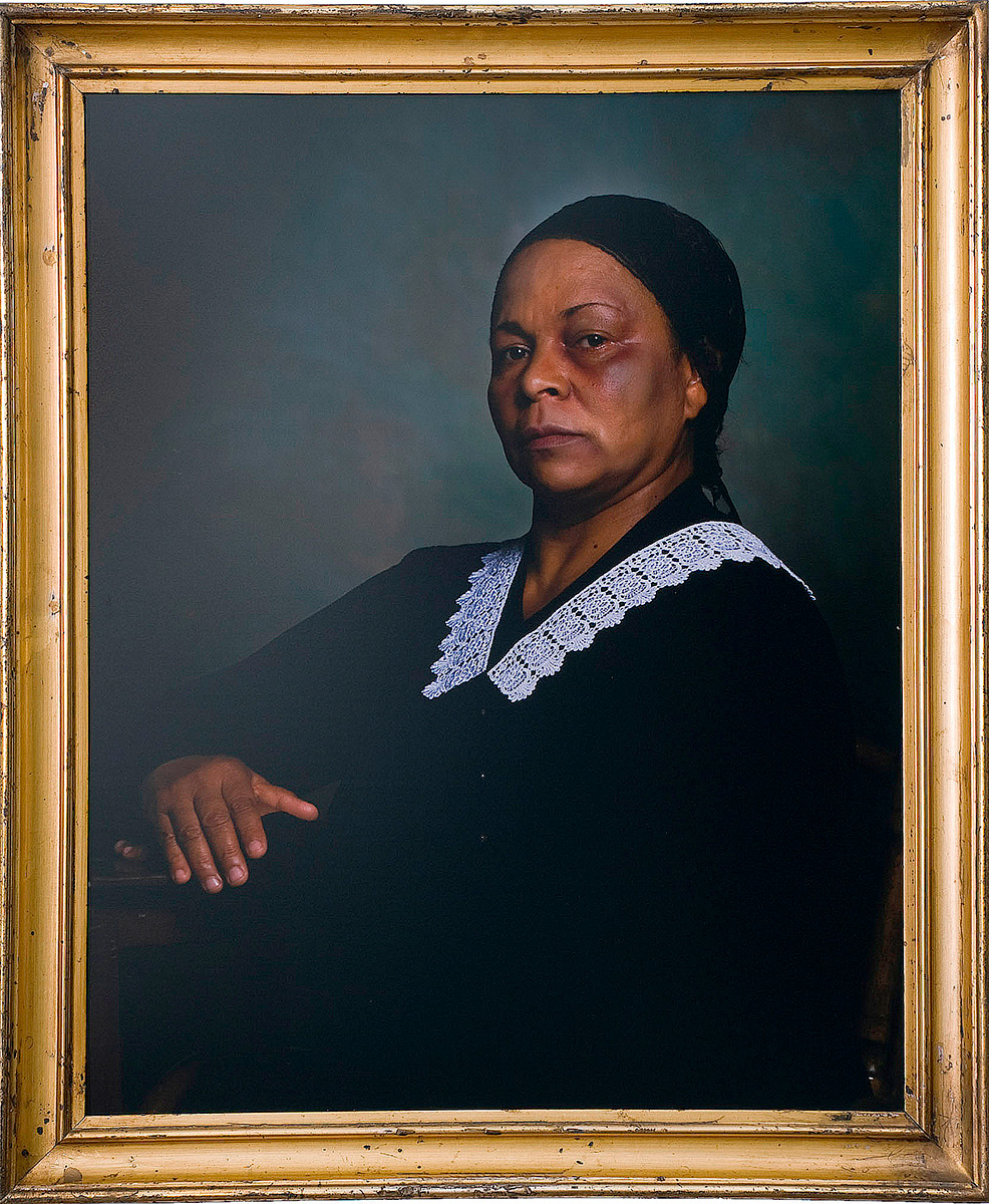 Retratando la cara de la violencia doméstica: Ángel en casa No.3 (2007) de Libia Posada