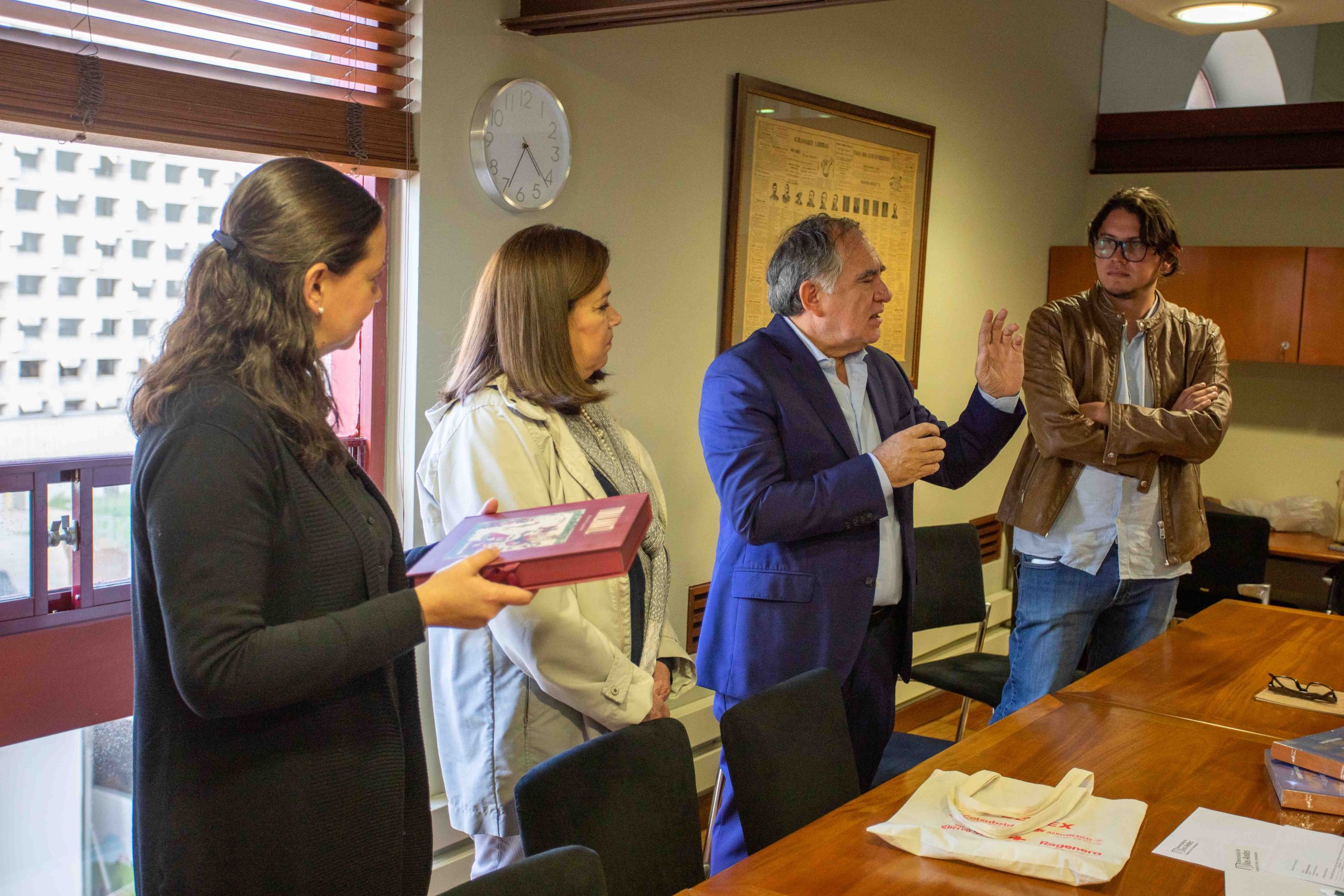 Firma del acta de entrega: facsímil del Códice Aubin es donado a la biblioteca de la Universidad de los Andes