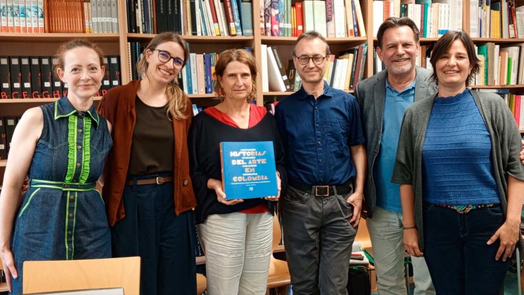 Realizó una de las estancias en la Universidad de Sevilla y la otra en Dresden, Alemania, con una beca del DAAD.